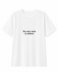 T-shirt bianca con scritta “Non avevo niente da mettermi”