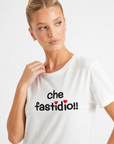T-shirt bianca con scritta “Che fastidio!!”