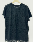 T-shirt con retro in sangallo e fondo smerlato
