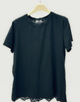 T-shirt con retro in sangallo e fondo smerlato