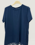 T-shirt con retro in sangallo e fondo smerlato