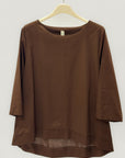 Blusa girocollo in cotone con manica a 3/4 e linea pulita