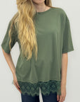 T-shirt over con inserto in pizzo sul fondo