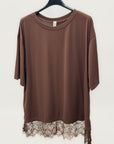 T-shirt over con inserto in pizzo sul fondo