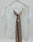 Blusa ricamata con fiocco sul retro elegante e raffinata
