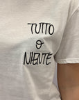 T-shirt con scritta "tutto o niente"
