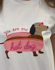 T-shirt con scritta "you are one hot dog" con bassotto