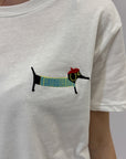 T-shirt con bassotto ricamato