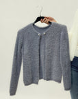 Pullover con chiusura a spilla con perla