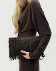 Borsa a mano in vera pelle scamosciata con frange e borchiette – Made in Italy