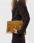 Borsa a mano in vera pelle scamosciata con frange e borchiette – Made in Italy