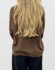 Maglione misto lana e cashmere con cucitura centrale – Comfort e raffinatezza