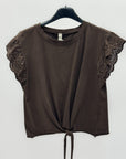 T-shirt nodo con ricami maniche