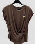 T-shirt Asimmetrica con Applicazione Fiore