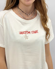T-shirt Bianca con Scritta Ricamata "Lasciatemi Stare"