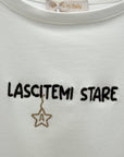 T-shirt Bianca con Scritta Ricamata "Lasciatemi Stare"