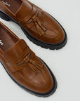 Mocassini marroni con nappine e suola chunky – Eleganza casual con un tocco moderno