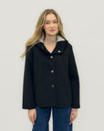 Giacca corta in Neoprene con Cappuccio – Moderna & Confortevole
