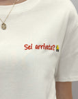 T-shirt Bianca con Scritta Ricamata "Sei arrivata?"