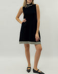 Abito smanicato con bordo a righe – Chic e minimal