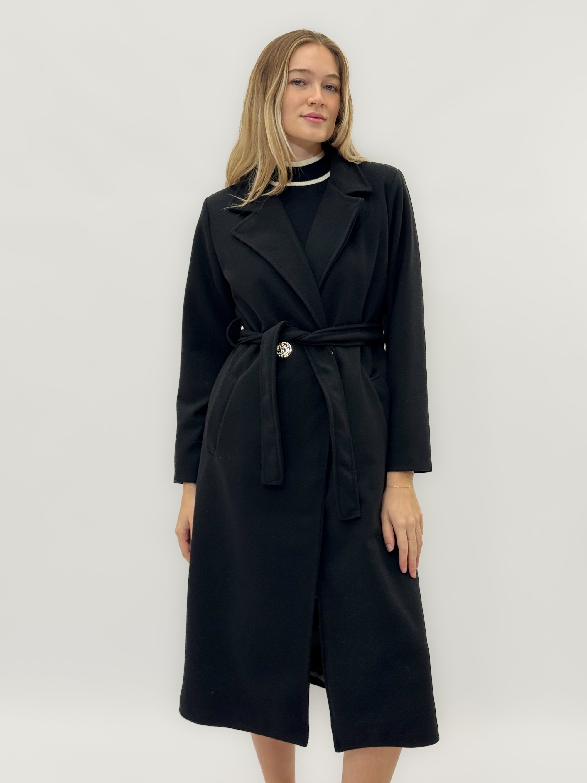 Cappotto lungo con cintura e dettagli dorati - Eleganza e calore