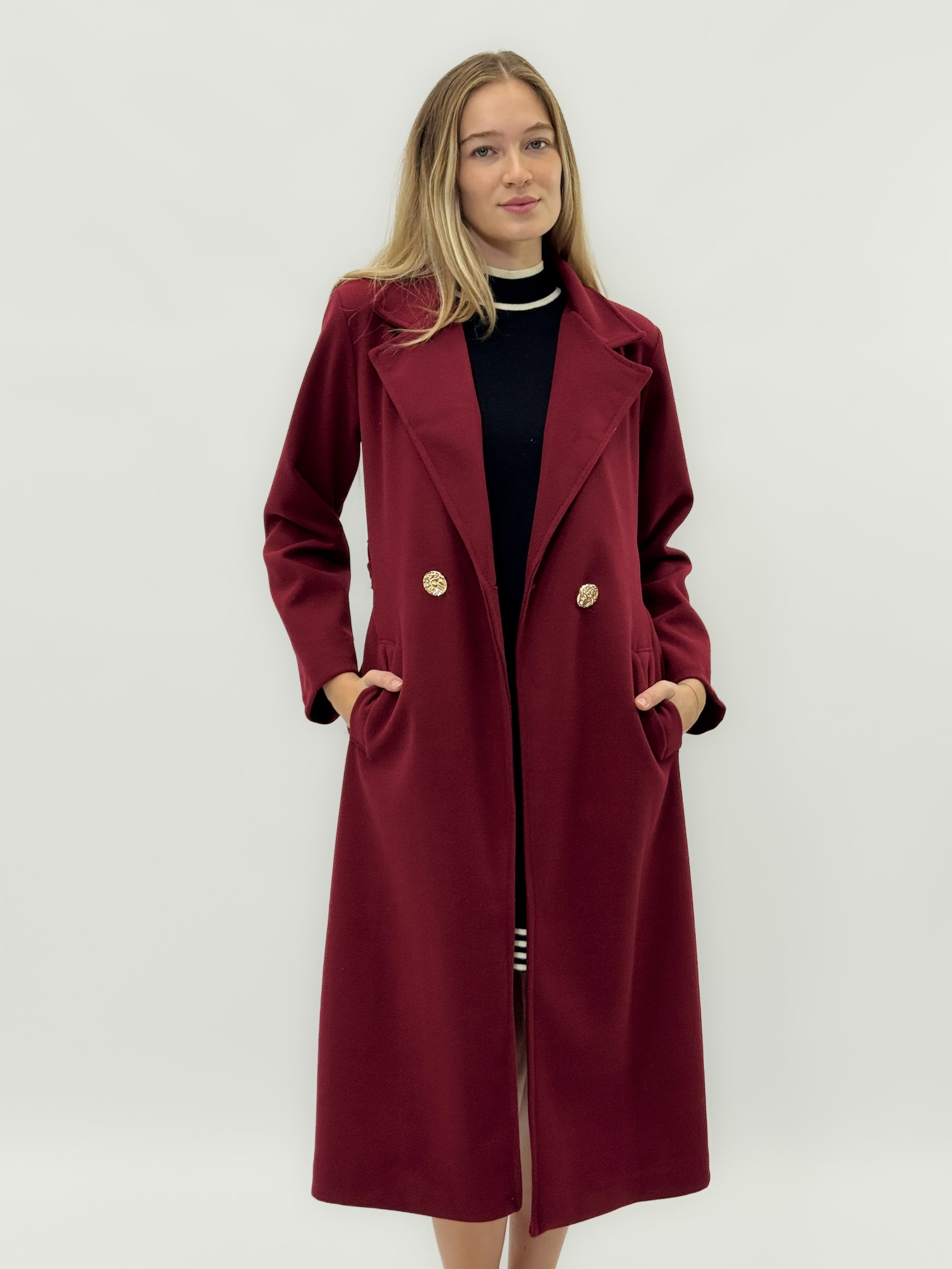 Cappotto lungo con cintura e dettagli dorati - Eleganza e calore