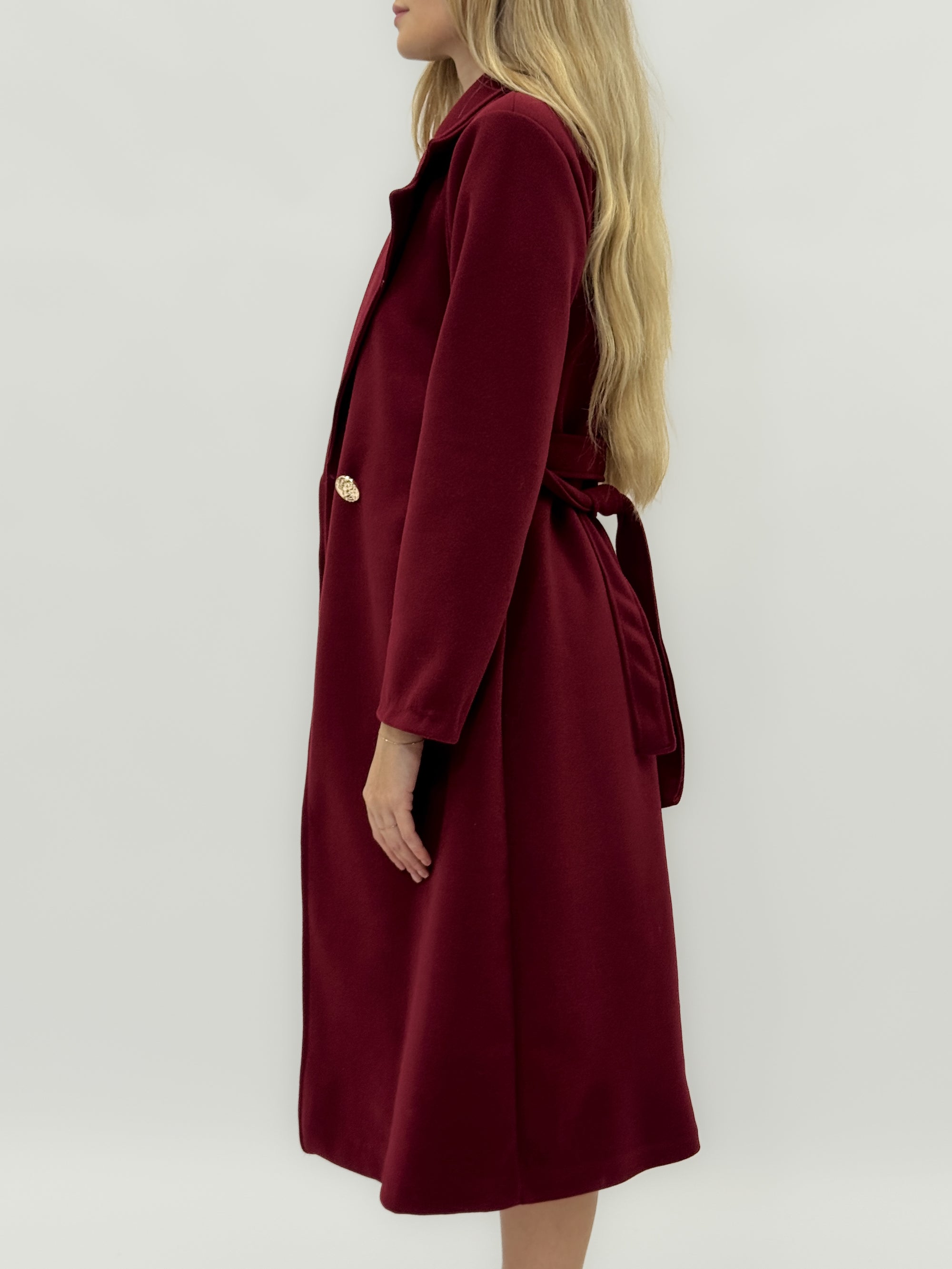 Cappotto lungo con cintura e dettagli dorati - Eleganza e calore