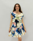 Abito con fiori e cintura