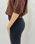 Jeans neri svasati con fondo sfrangiato – Vestibilità slim e stile moderno