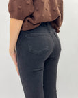 Jeans neri svasati con fondo sfrangiato – Vestibilità slim e stile moderno