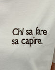 T-shirt Bianca con Scritta “Chi sa fare sa capire”