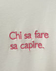 T-shirt Bianca con Scritta “Chi sa fare sa capire”