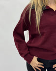 Maglione bordeaux con colletto a contrasto – Morbido e casual chic