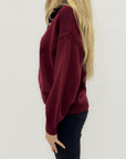 Maglione bordeaux con colletto a contrasto – Morbido e casual chic
