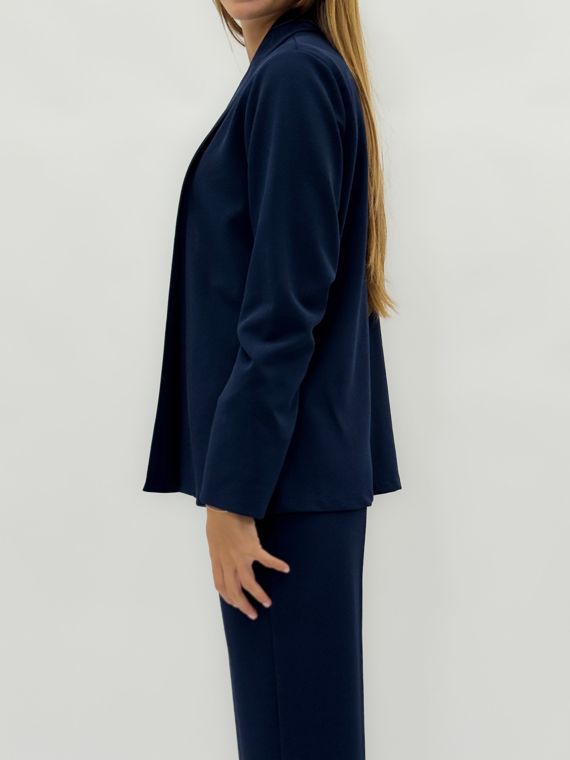 Giacca blu senza bottoni – Eleganza minimal e comfort assoluto