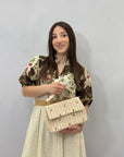 Borsa con borchie in paglia