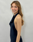 Abito lungo satinato con scollo drappeggiato