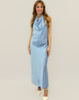 Abito lungo satinato con scollo drappeggiato