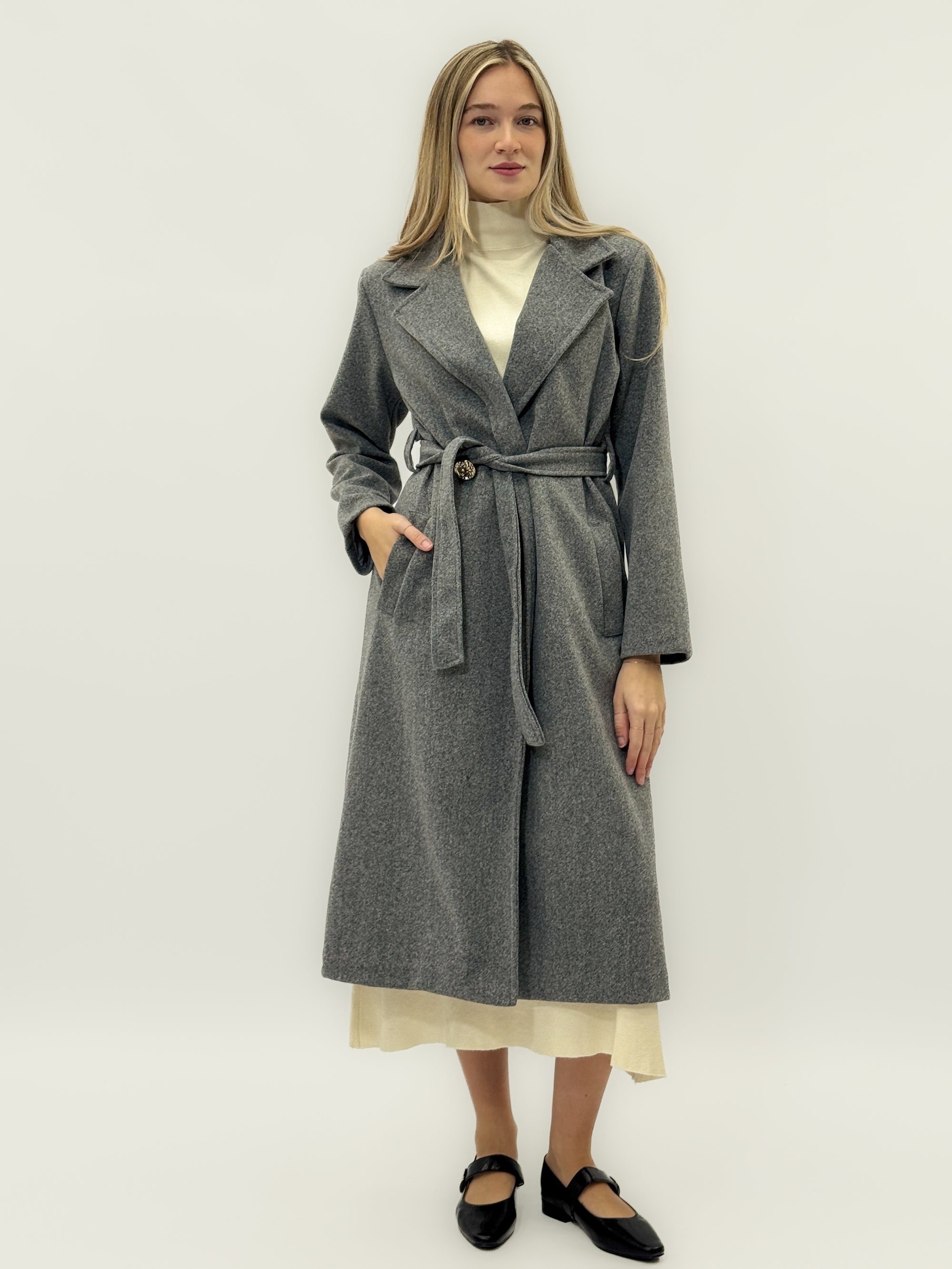 Cappotto lungo con cintura e dettagli dorati - Eleganza e calore