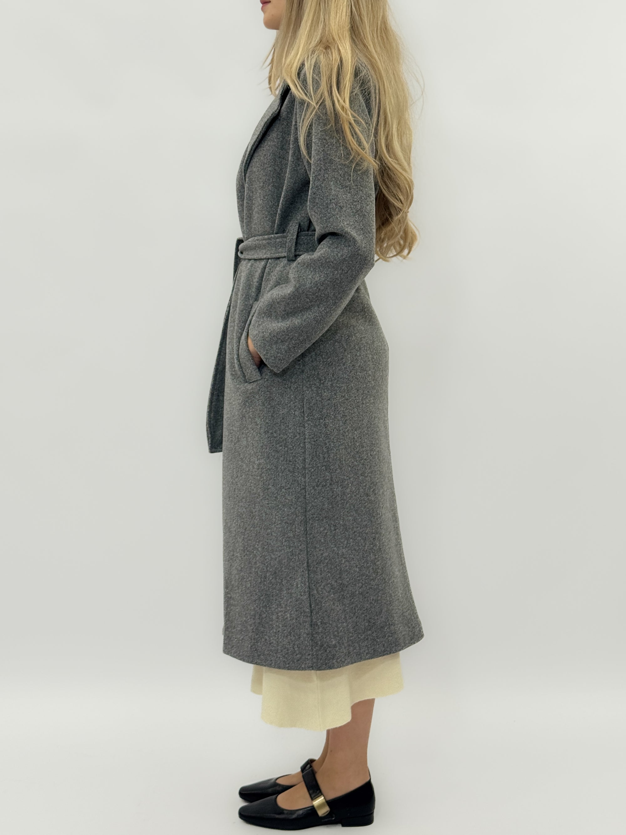 Cappotto lungo con cintura e dettagli dorati - Eleganza e calore
