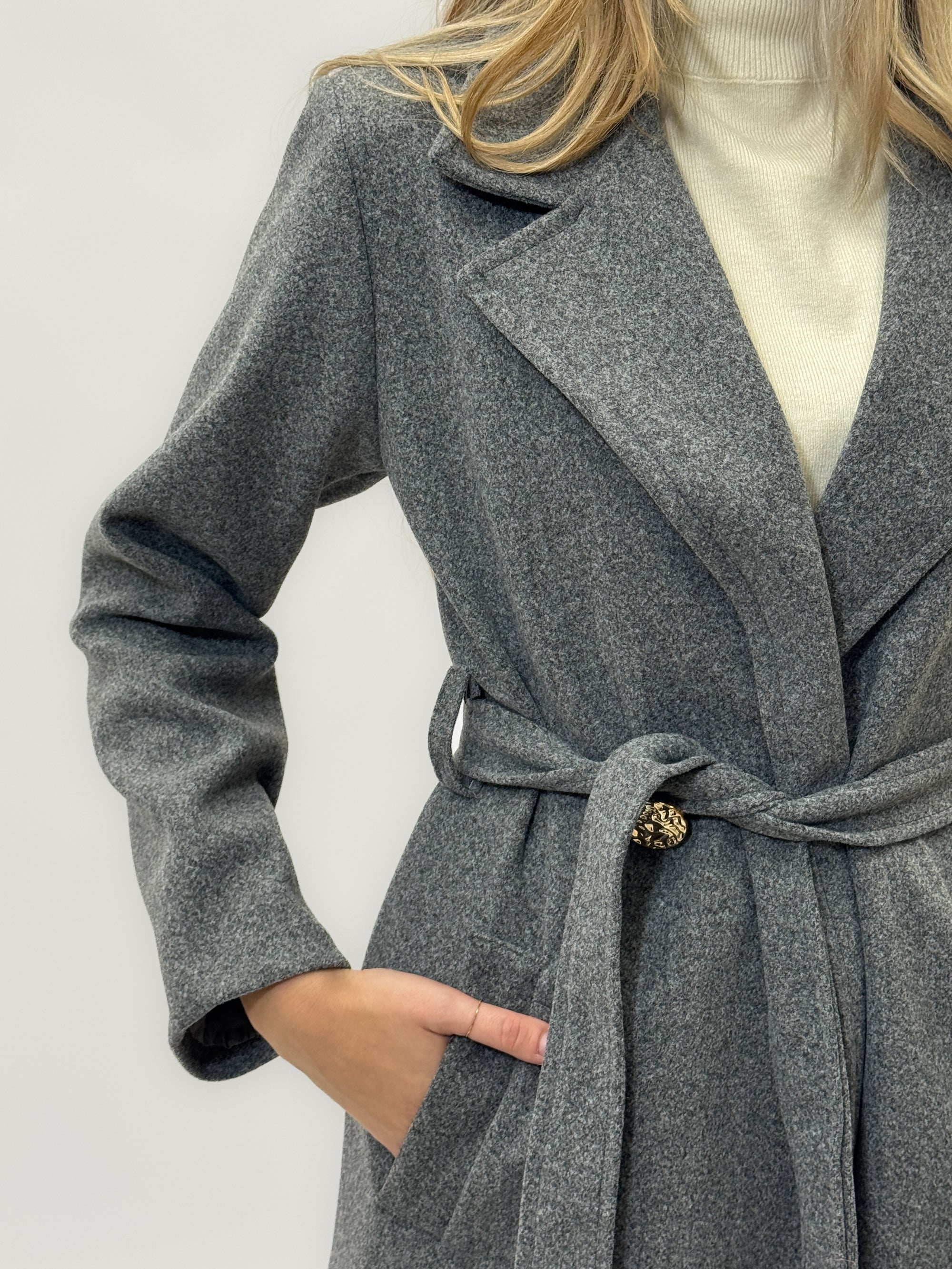 Cappotto lungo con cintura e dettagli dorati - Eleganza e calore