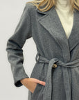 Cappotto lungo con cintura e dettagli dorati - Eleganza e calore