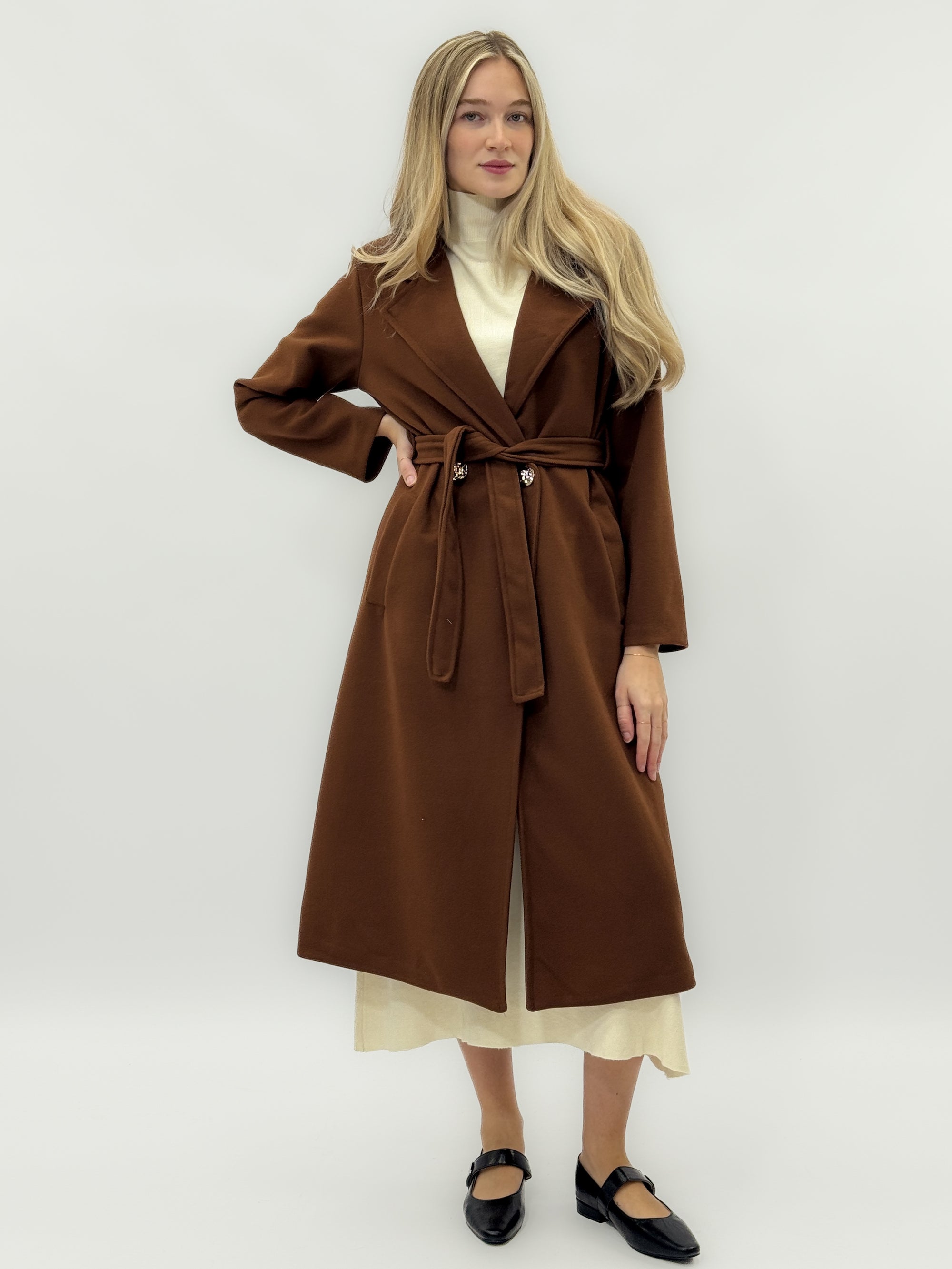 Cappotto lungo con cintura e dettagli dorati - Eleganza e calore