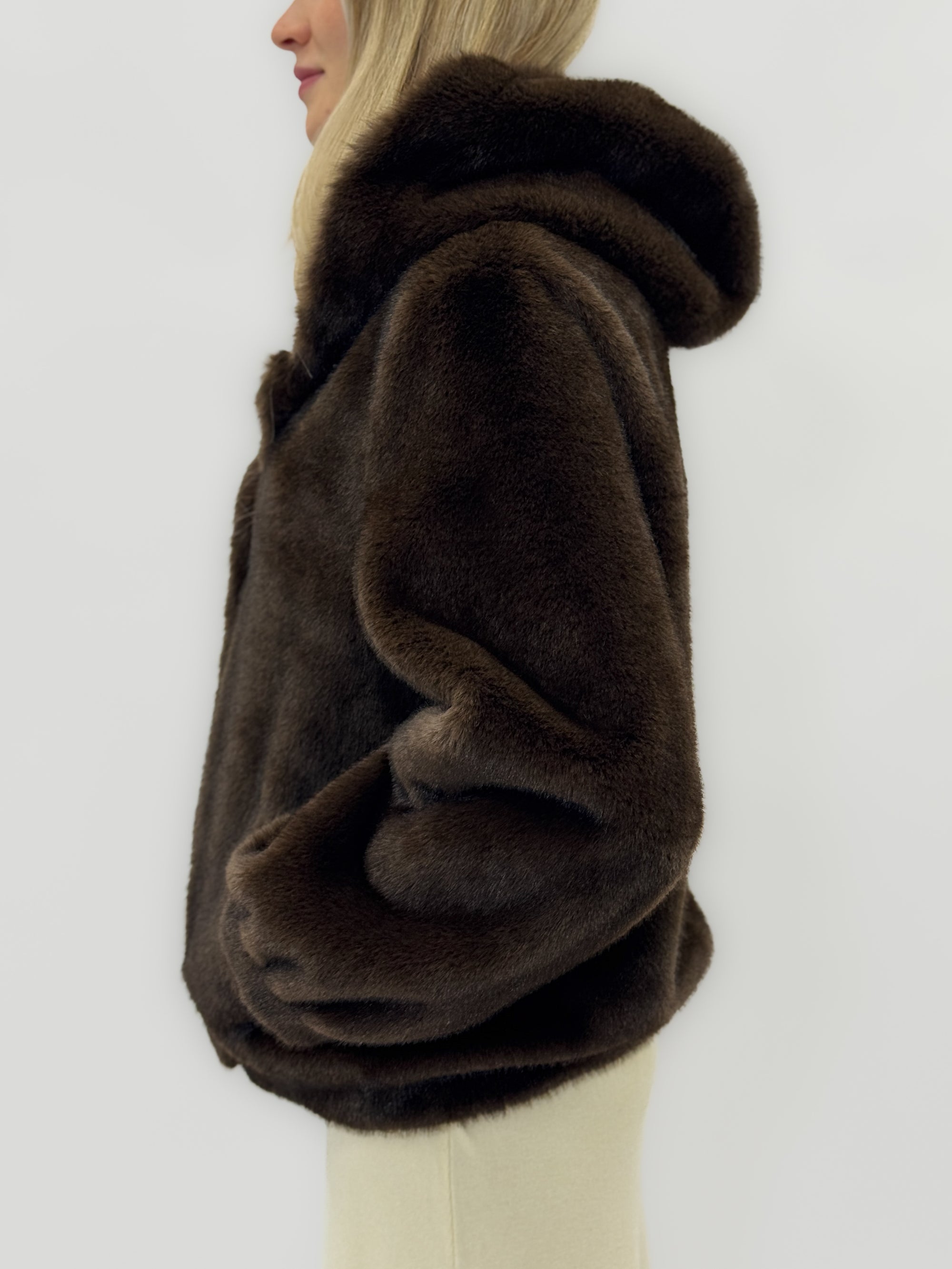 Giacca in eco pelliccia con cappuccio – Calore e stile senza tempo