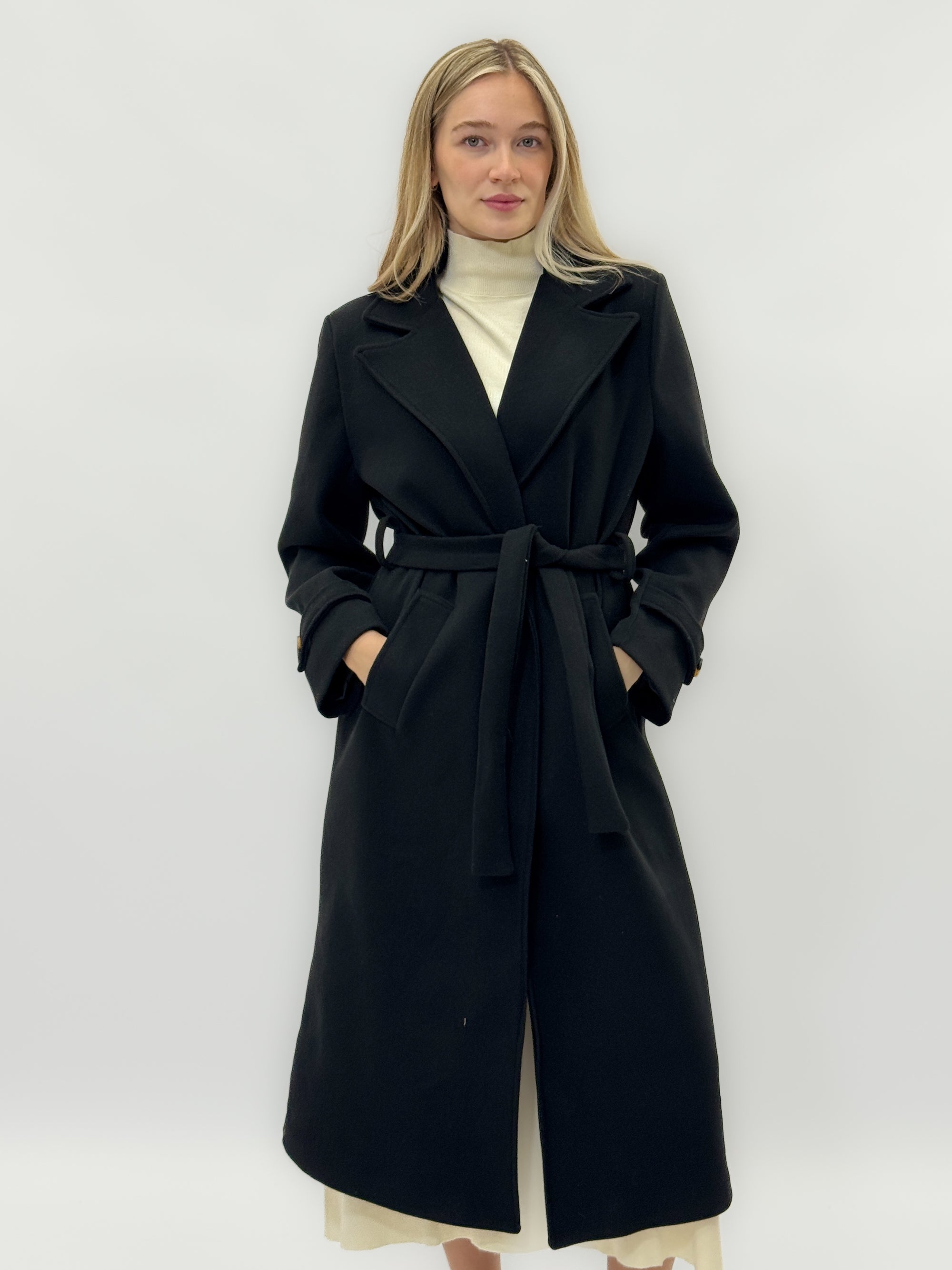 Cappotto lungo con cintura – Taglio svasato e revers classico
