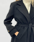 Cappotto lungo con cintura – Taglio svasato e revers classico