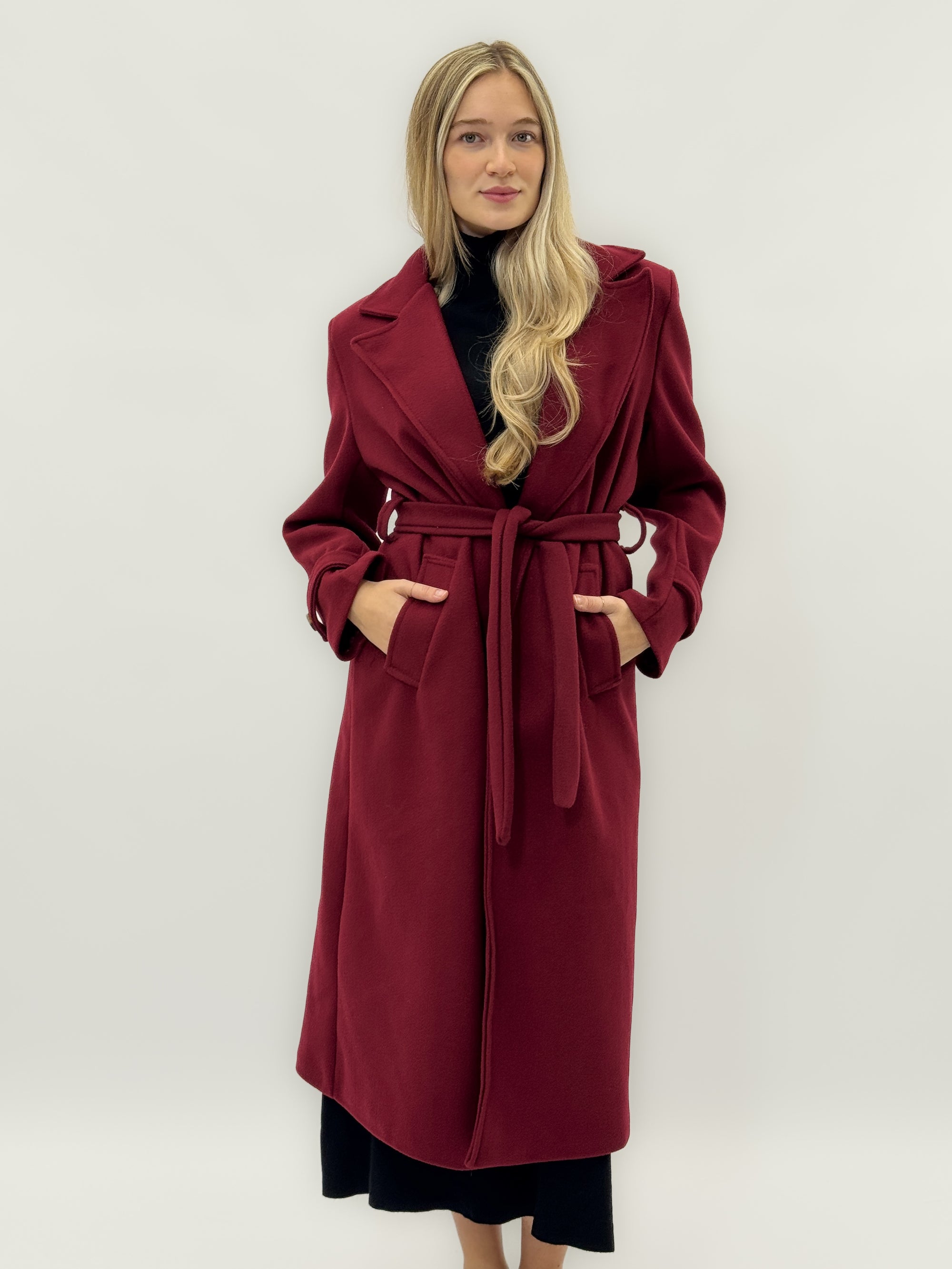 Cappotto lungo con cintura – Taglio svasato e revers classico