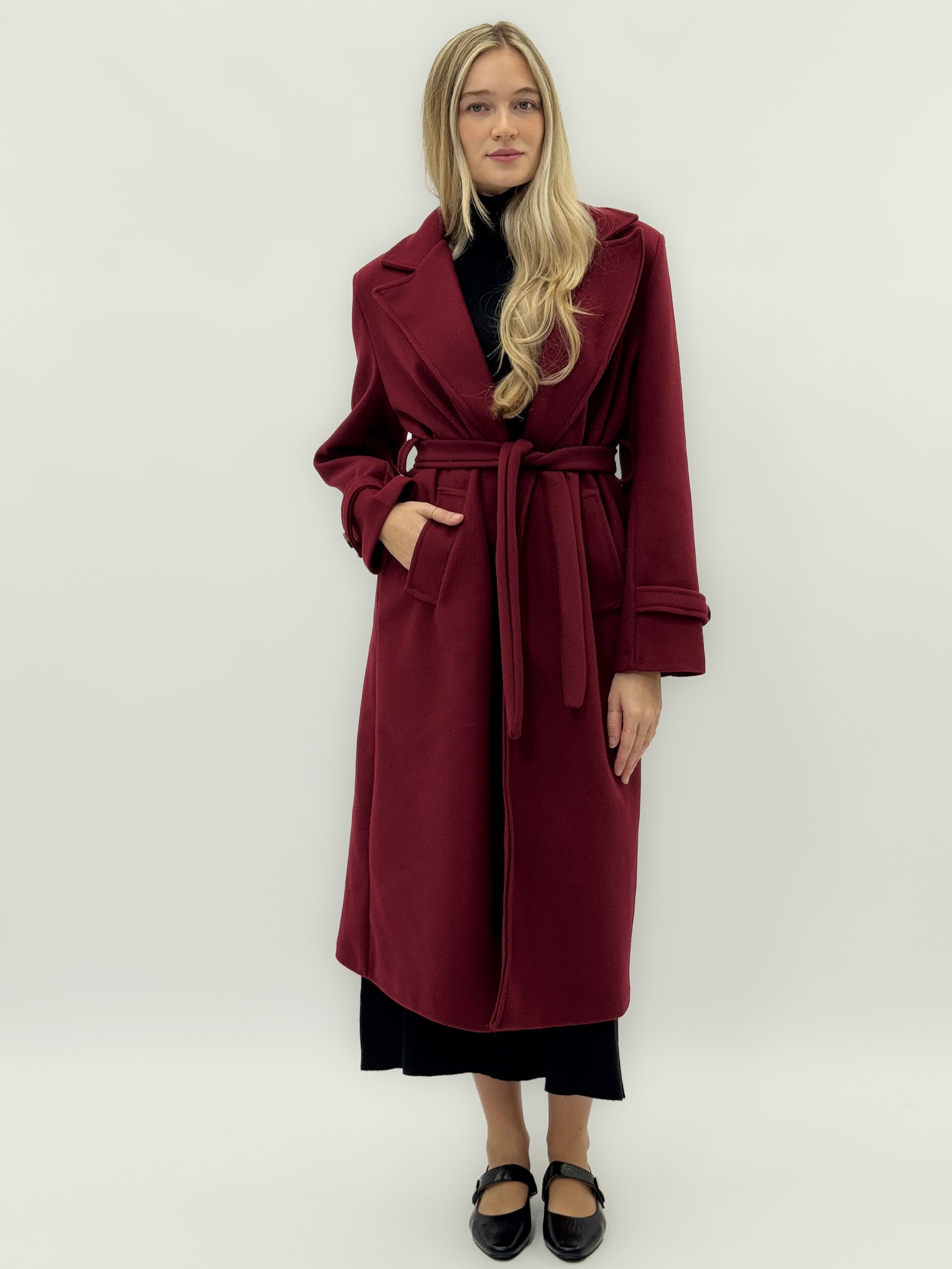 Cappotto lungo con cintura – Taglio svasato e revers classico