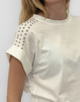T-shirt Bianca con Borchie sulle Spalle