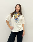 T-shirt in cotone con foulard